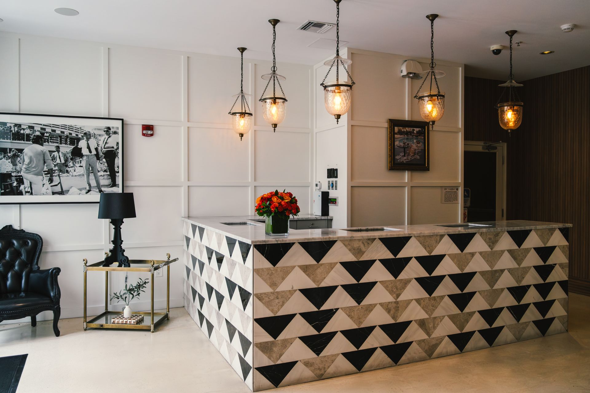 Recepción de un hotel boutique con iluminación cálida y diseño elegante